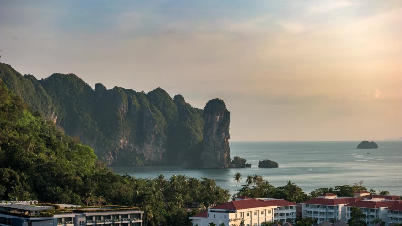 热带海洋日落时间延迟在Ao Nang海滩石灰石山，泰国甲米高角度观看自然景观时间延迟视频素材