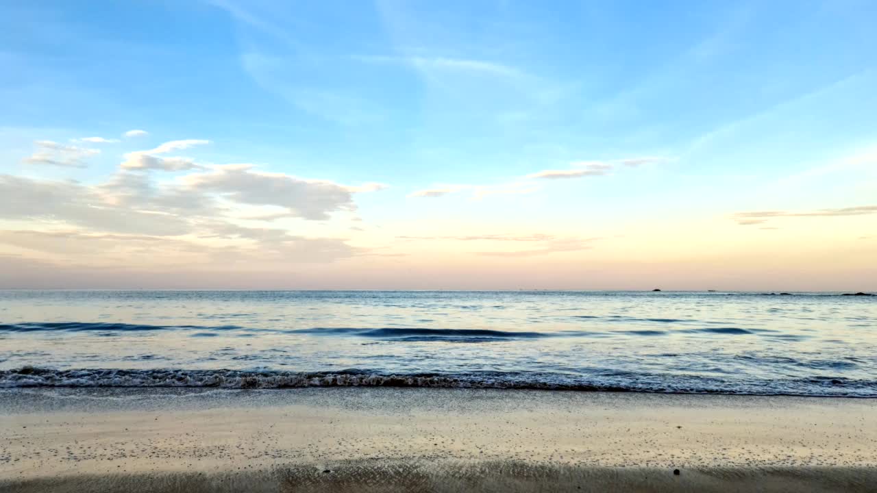 热带岛屿时光流逝与海洋蓝色的海水和白色的沙滩，甲米泰国自然景观时光流逝视频素材