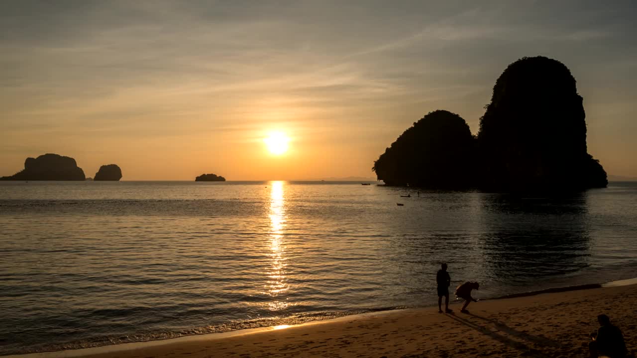 热带岛屿的日落时间推移与海洋海水和莱雷海滩的沙滩，甲米泰国自然景观时间推移视频素材