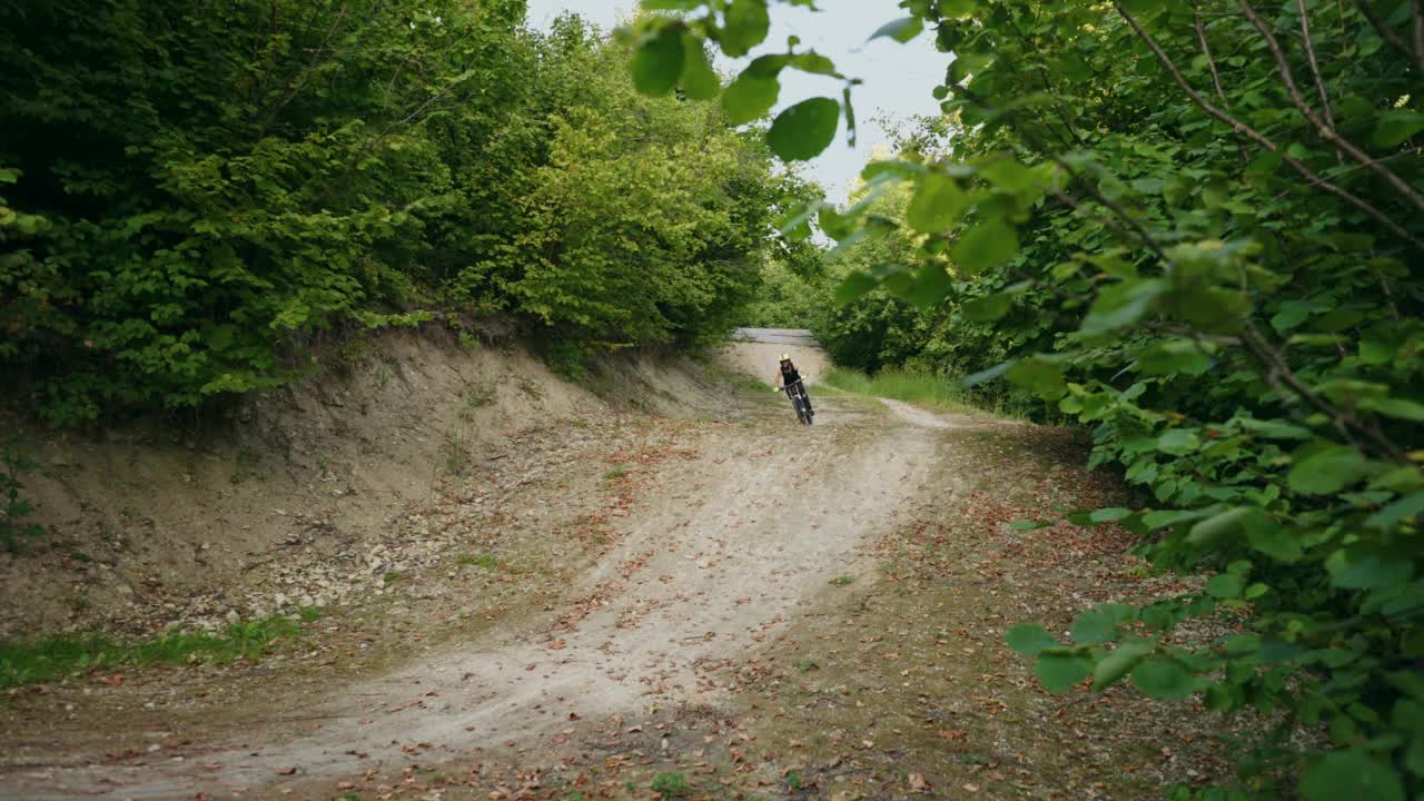 极爱骑自行车，年轻的运动男子骑着MTB自行车，在马路上跳跃，在地上飞翔视频素材