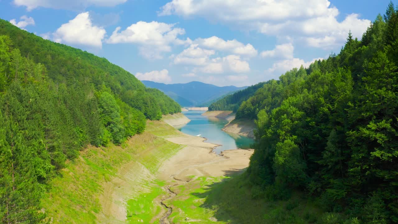 弯弯曲曲的河口段沿着枣湾湖，湖水碧绿，高山绿林。大自然户外旅游目的地，塔拉国家公园，塞尔维亚。视频素材