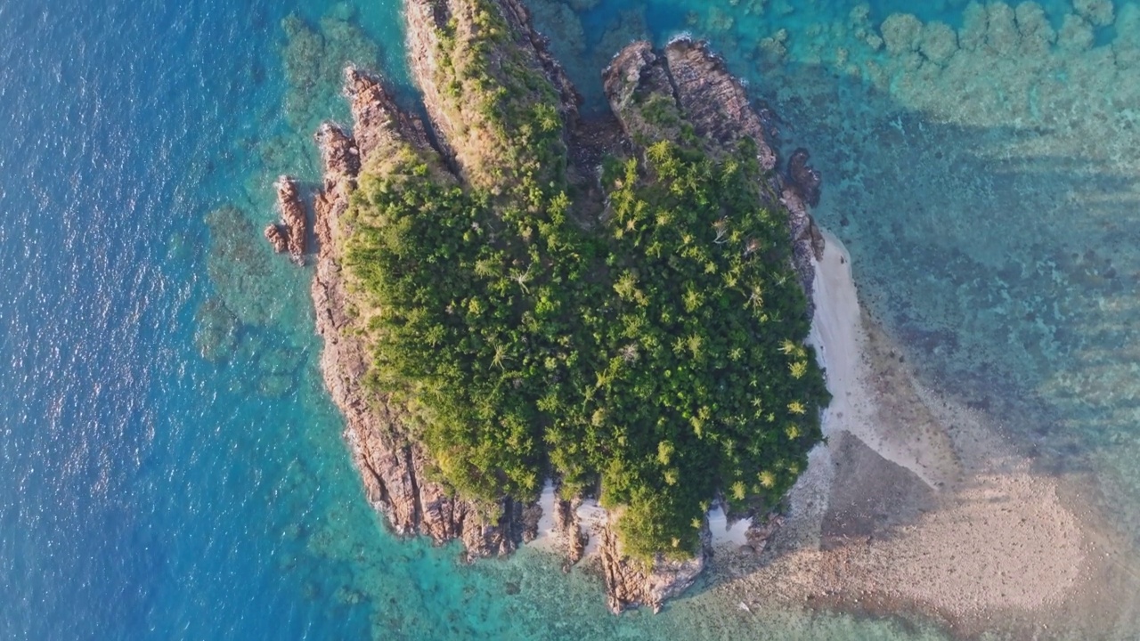 高角度无人机在阿克赫斯特岛上空飞行，阿克赫斯特岛是一个小岛，毗邻海曼岛，海曼岛是澳大利亚昆士兰大堡礁附近圣灵群岛的豪华度假酒店。视频下载