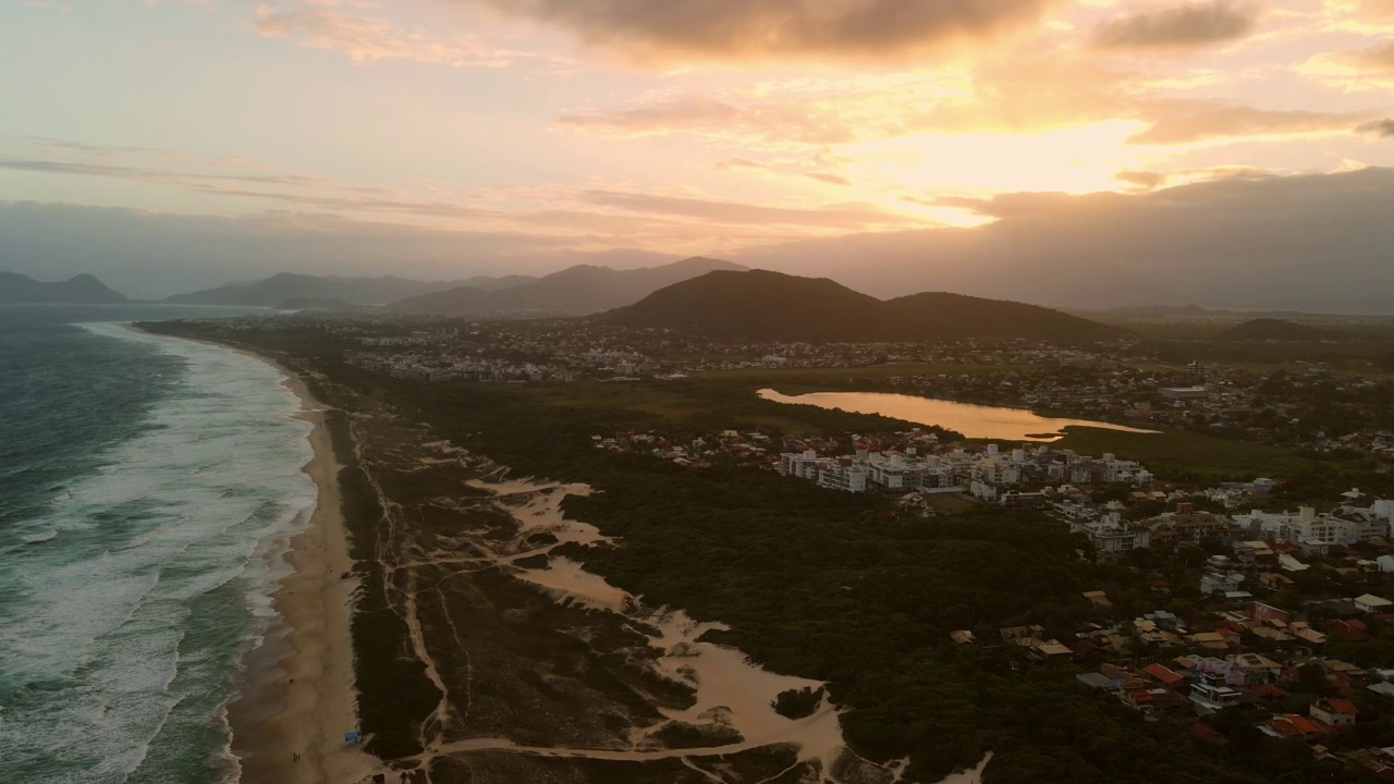 在弗洛里亚诺波利斯的坎佩切，有沙丘的沙滩、海洋和夕阳的小镇视频素材