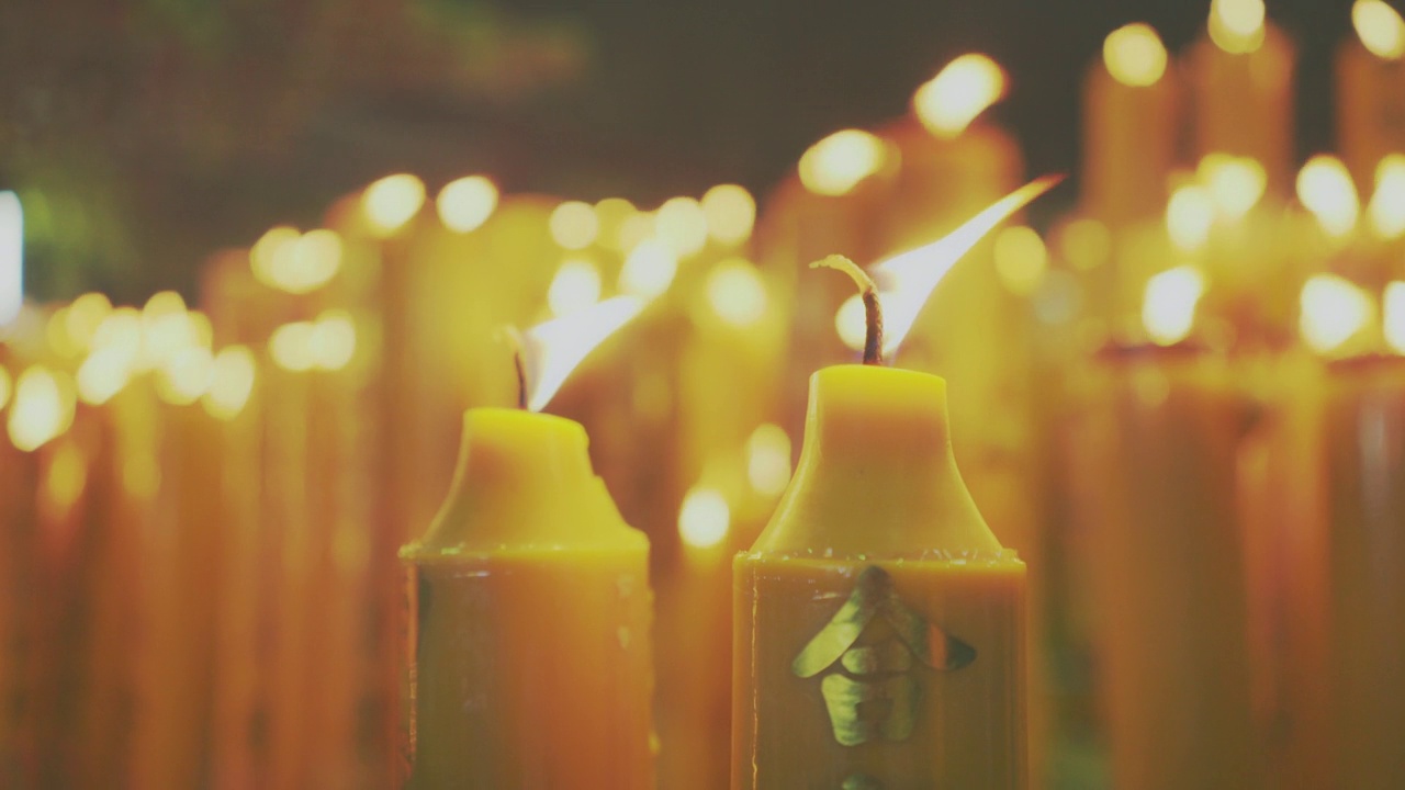 中国寺庙里的一群蜡烛视频素材