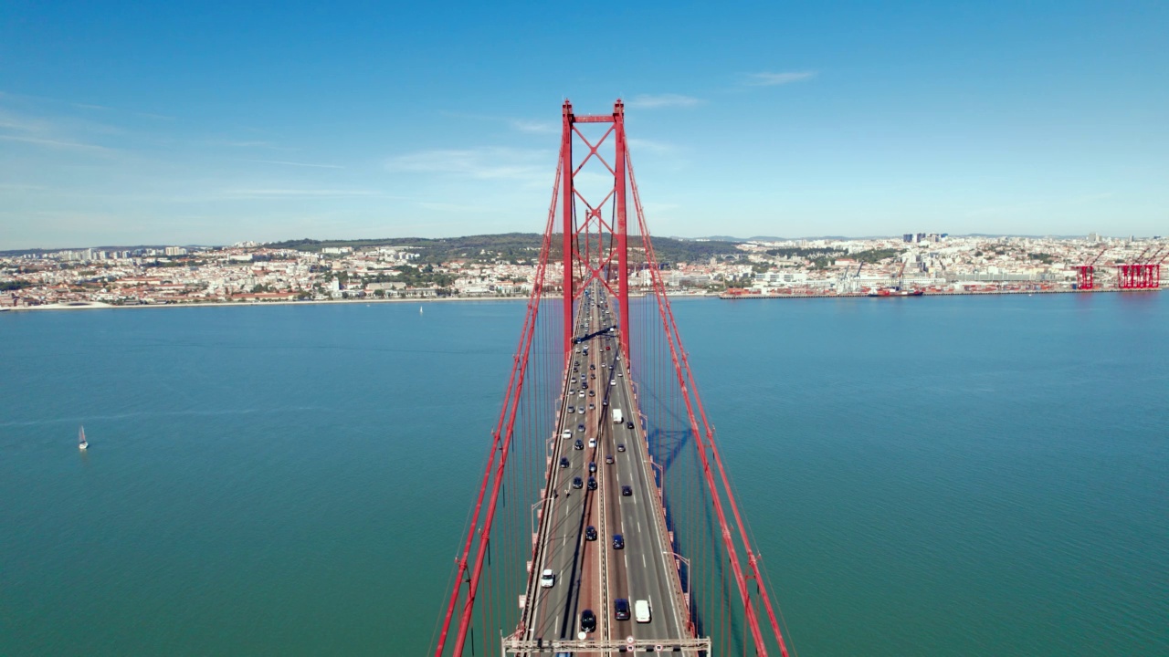 空中无人机视图。绕着桥飞。葡萄牙里斯本。25号abril桥。横跨海洋的桥视频下载