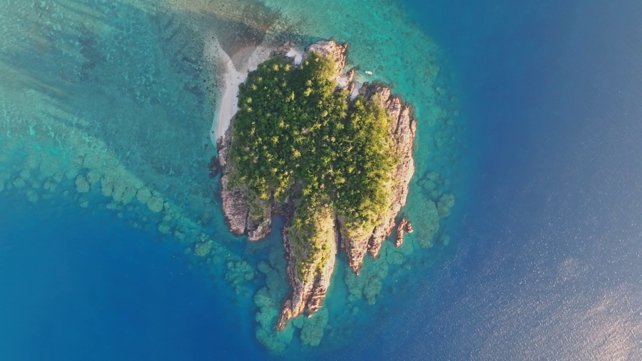 无人机在阿克赫斯特岛上空飞行。阿克赫斯特岛是一个小岛，紧挨着海曼岛，海曼岛是澳大利亚昆士兰大堡礁附近圣灵群岛的豪华度假酒店。放大。视频素材