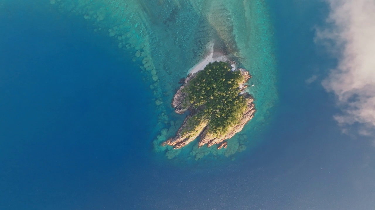 无人机在阿克赫斯特岛上空飞行，阿克赫斯特岛是海曼岛附近的一个小岛，海曼岛是澳大利亚昆士兰大堡礁附近圣灵群岛的一家豪华度假酒店。层云。视频素材