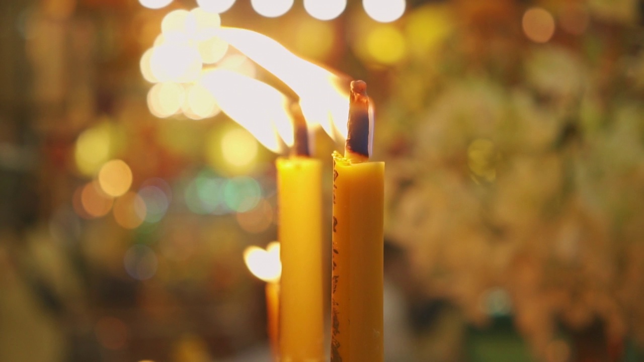 中国寺庙里的一群蜡烛视频素材