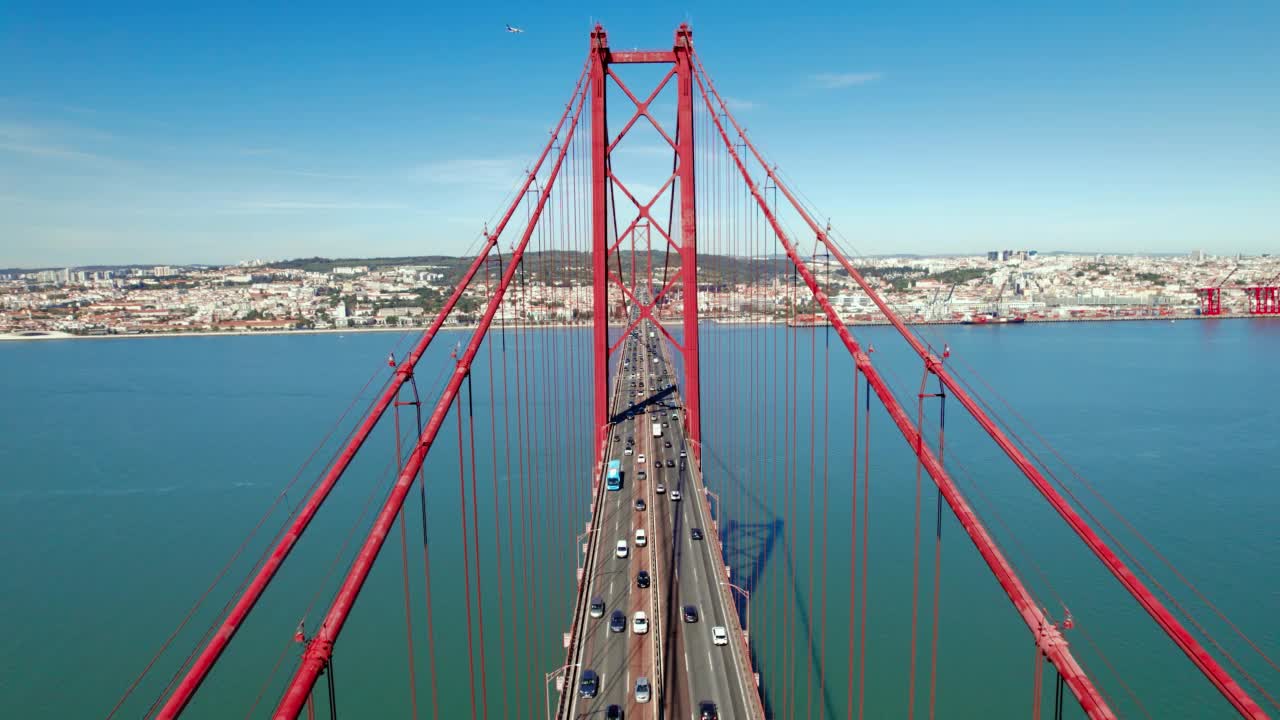 空中无人机视图。绕着桥飞。葡萄牙里斯本。25号abril桥。横跨海洋的桥视频素材