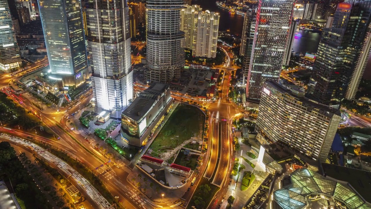 上海夜景鸟瞰，中国。繁忙的交通和摩天大楼。视频素材