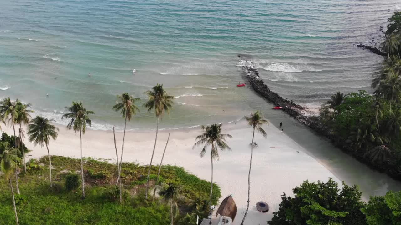 东南亚天堂风景棕榈在koh kood海滩无人机航拍海浪天空海洋热带白沙视频素材