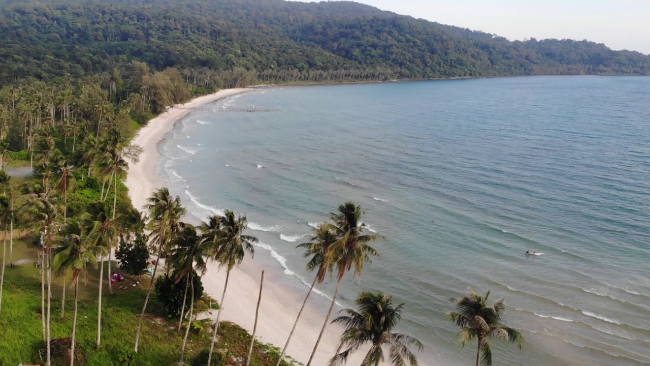 东南亚天堂风景棕榈在koh kood海滩无人机航拍海浪天空海洋热带白沙视频素材