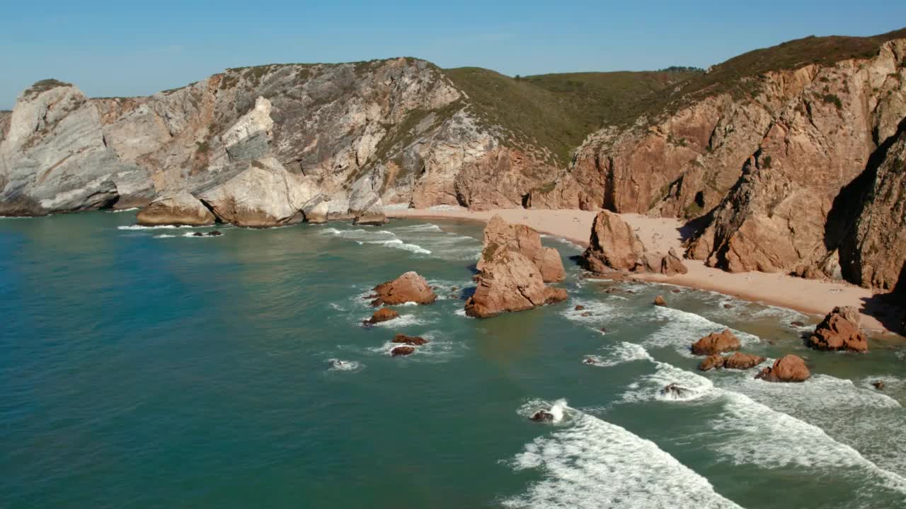 空中无人机视图。大熊海滩，岩石，大熊草原视频下载