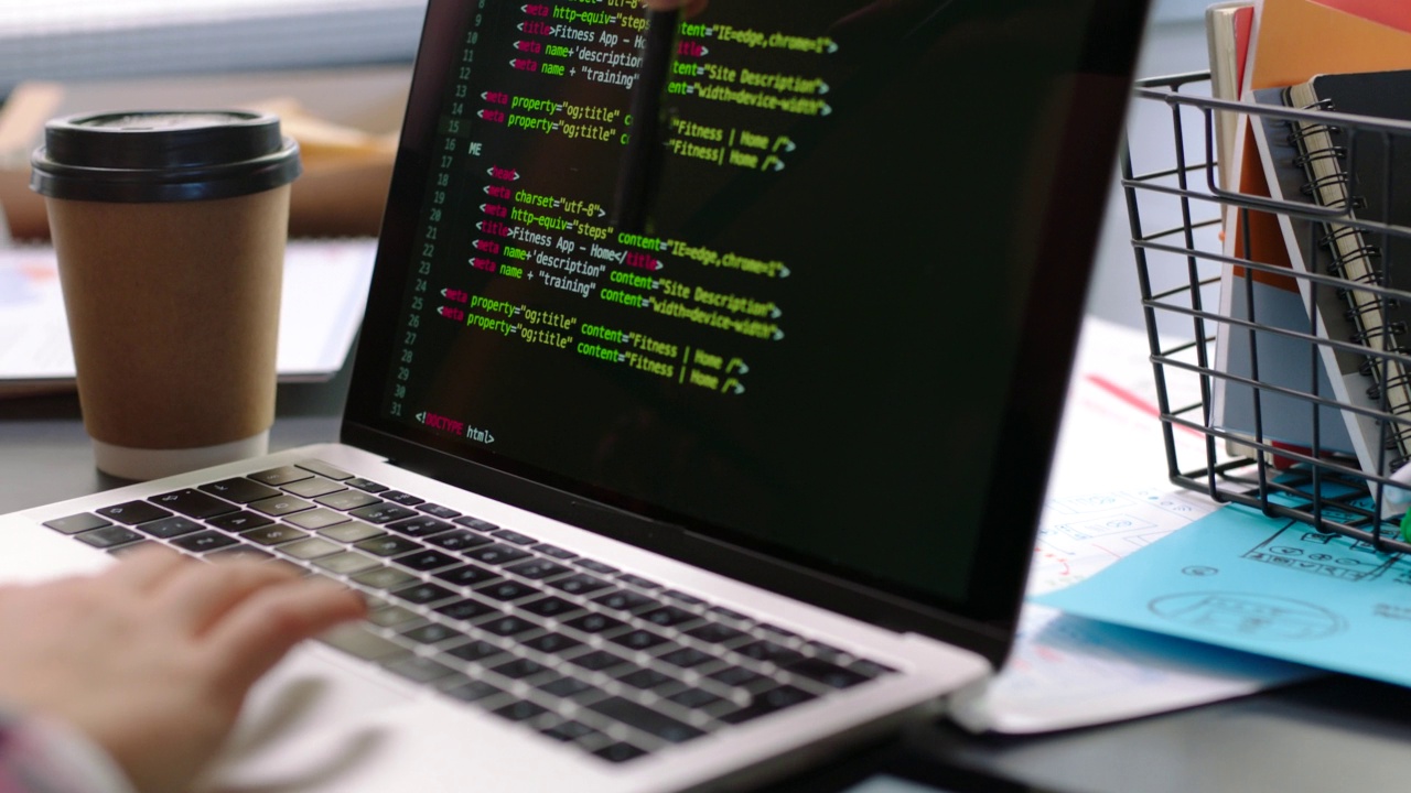 笔记本电脑，编程和数字程序员，网页设计工程师和开发人员的手。放大男人，合作或团队，而工作的ux seo软件或数据库编码网络安全视频素材
