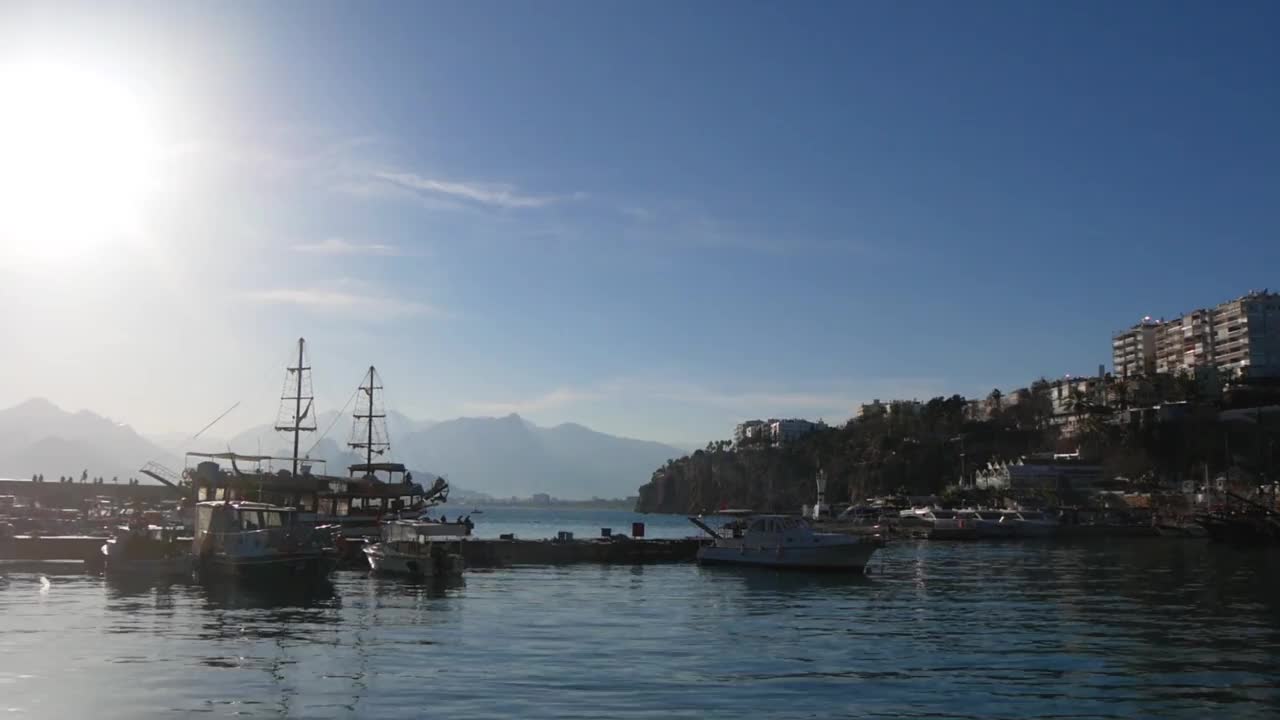 海港的景色，船和房子在岩石海岸被阳光照亮视频素材