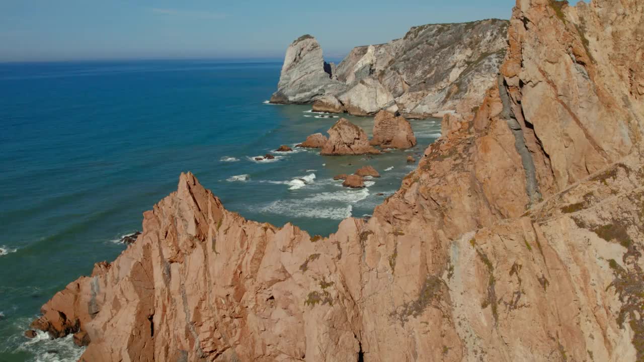 空中无人机视图。大熊海滩，岩石，大熊草原视频素材