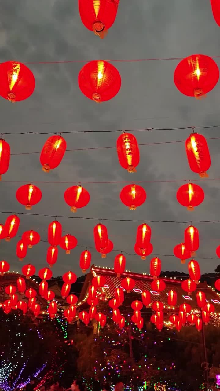 美丽的寺庙夜晚，灯光和红灯笼视频素材