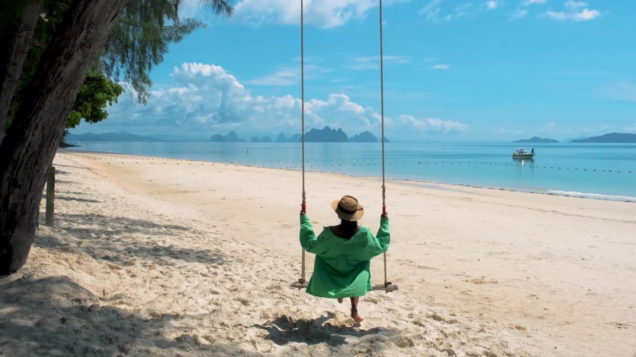 泰国热带海滩荡秋千的女子视频素材