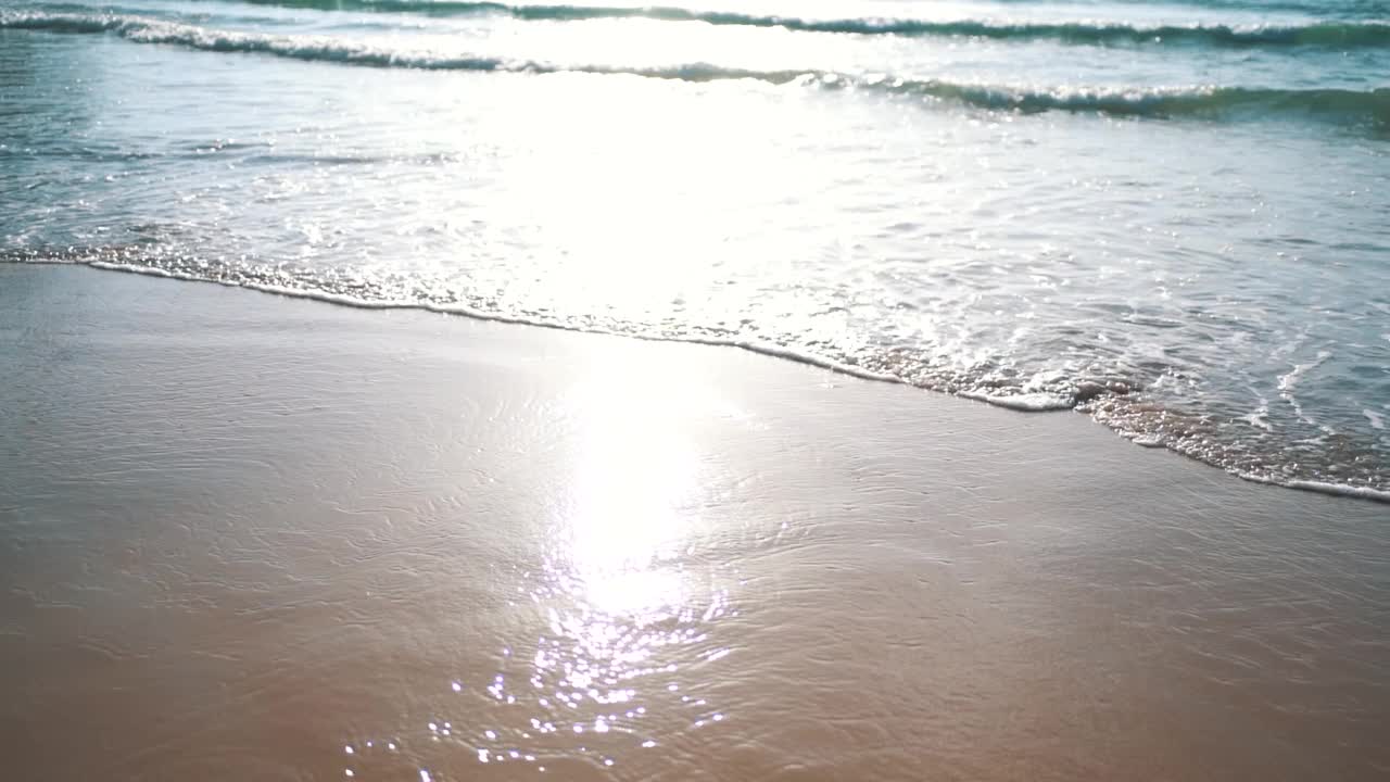 近海滩夏天海岸阳光。模糊波海岛。视频素材