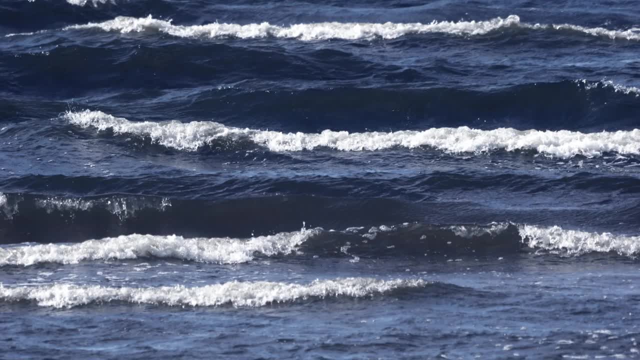 4K -海岸外的海浪。慢性视频素材