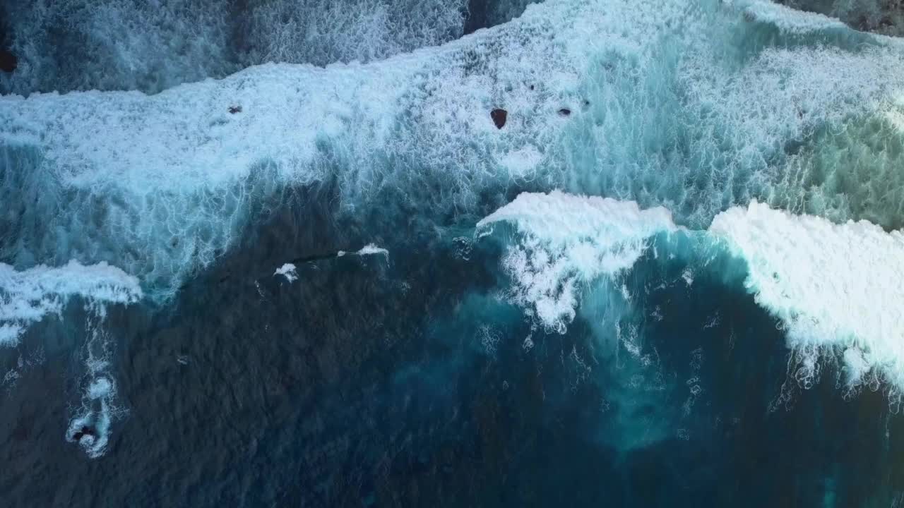 黑色海浪和白色泡沫的美丽质地。无人机拍摄印度洋努萨佩尼达岛的破浪。鸟瞰图。巴厘岛有大浪。Surfig资本视频素材