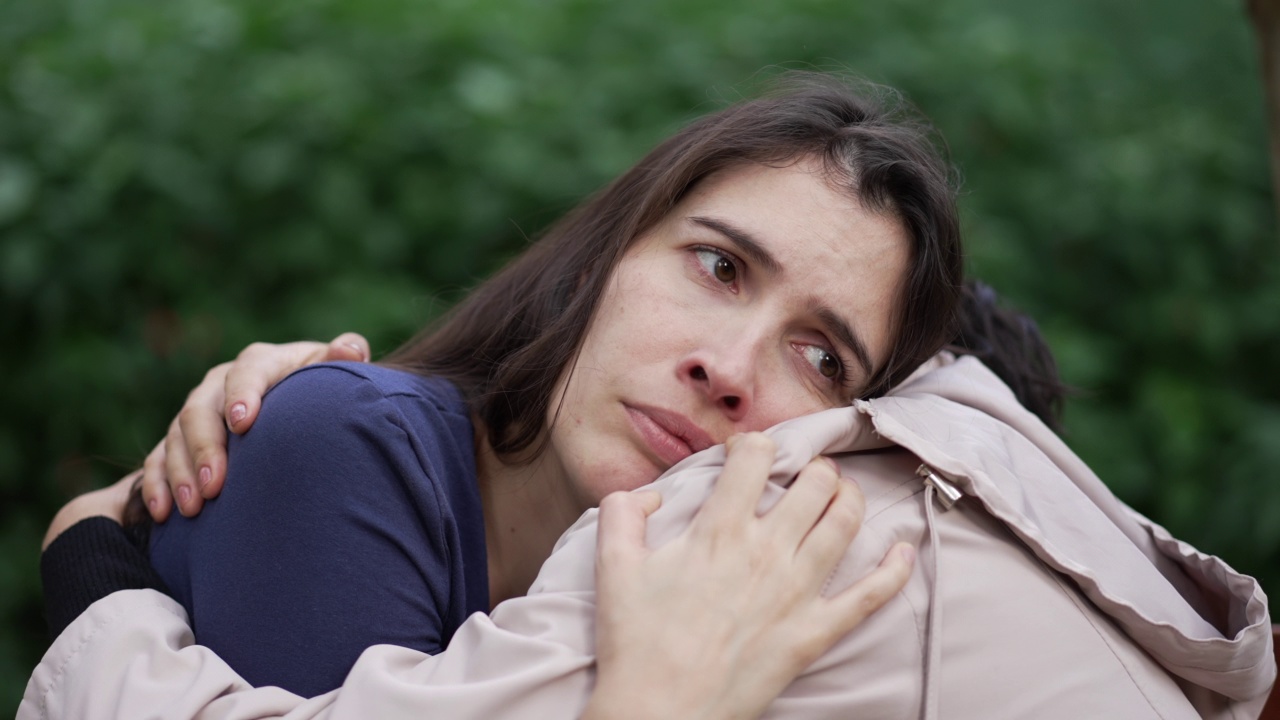 悲伤的女人睁开眼睛感受朋友的支持和帮助视频素材