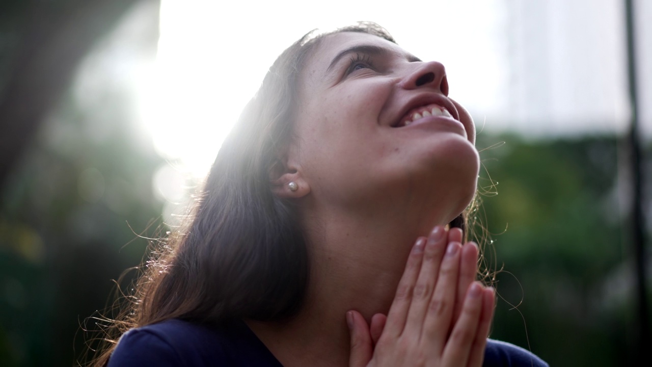 精神女孩站在外面祈祷。感恩的女人崇拜神性视频素材