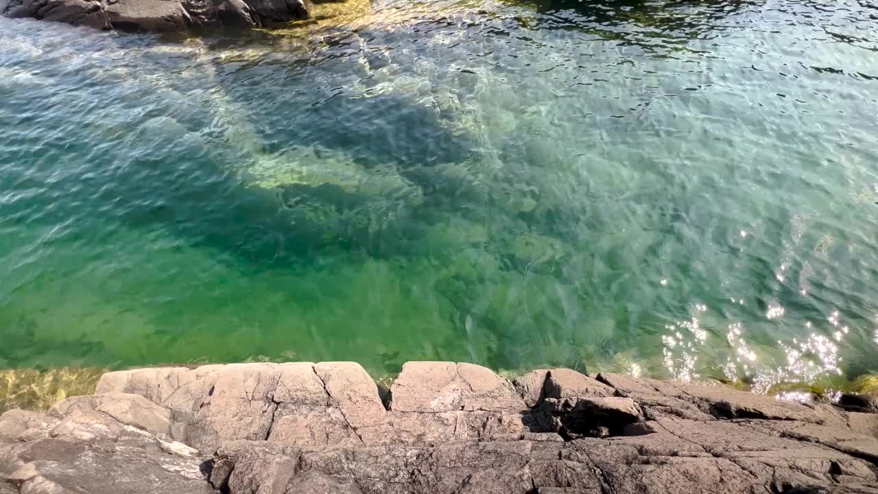 从皇家岛国家公园的海岸欣赏苏必利尔湖壮观的岩石岸线景色视频素材