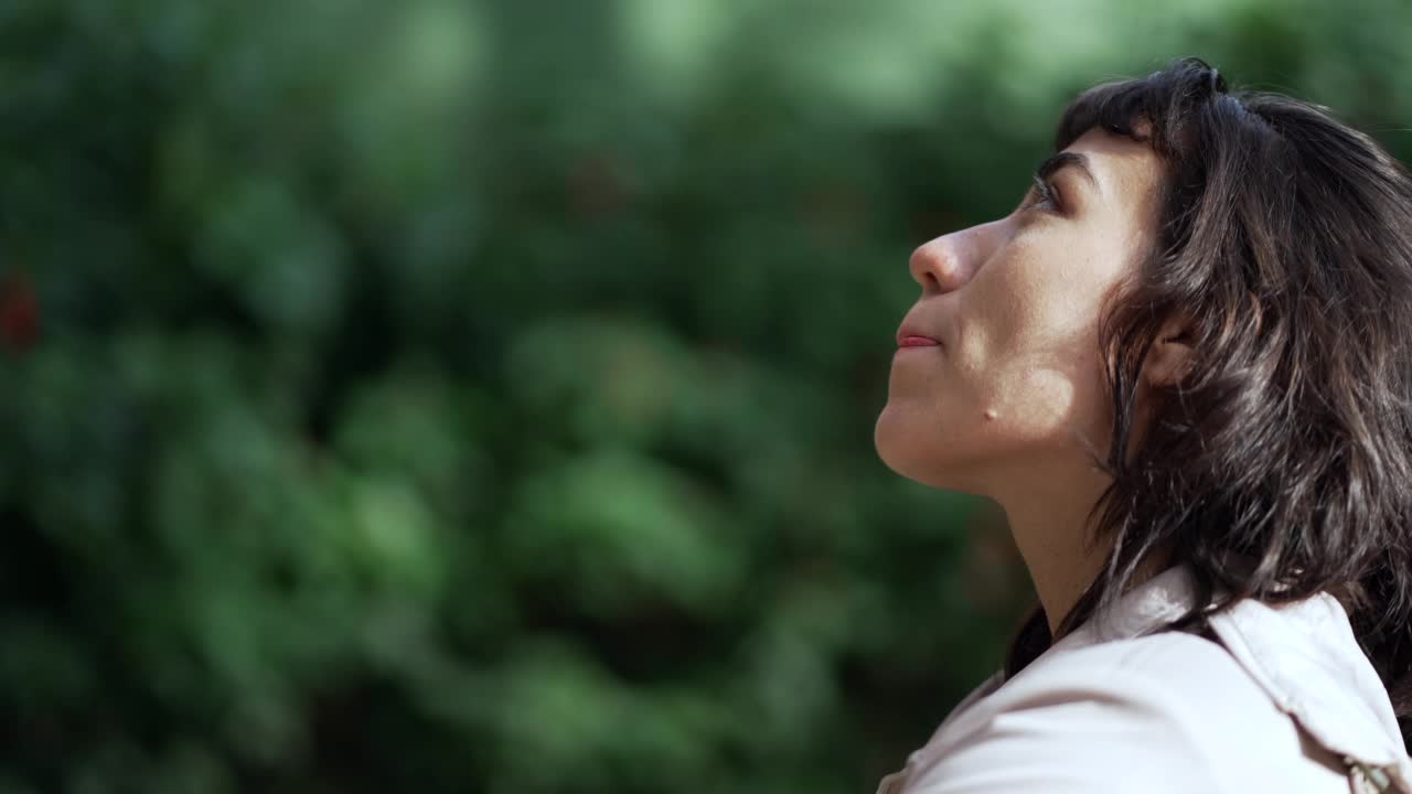 女人站在外面，带着希望和信心望着天空向上帝祈祷。有灵性的人在祷告。感恩的概念视频素材