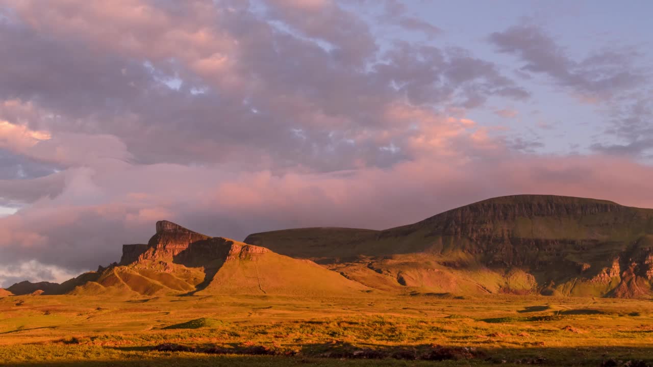 在英国苏格兰的斯凯岛，从日落到日出的Quiraing陆地滑坡上的山脉与移动的云的时间间隔视频素材