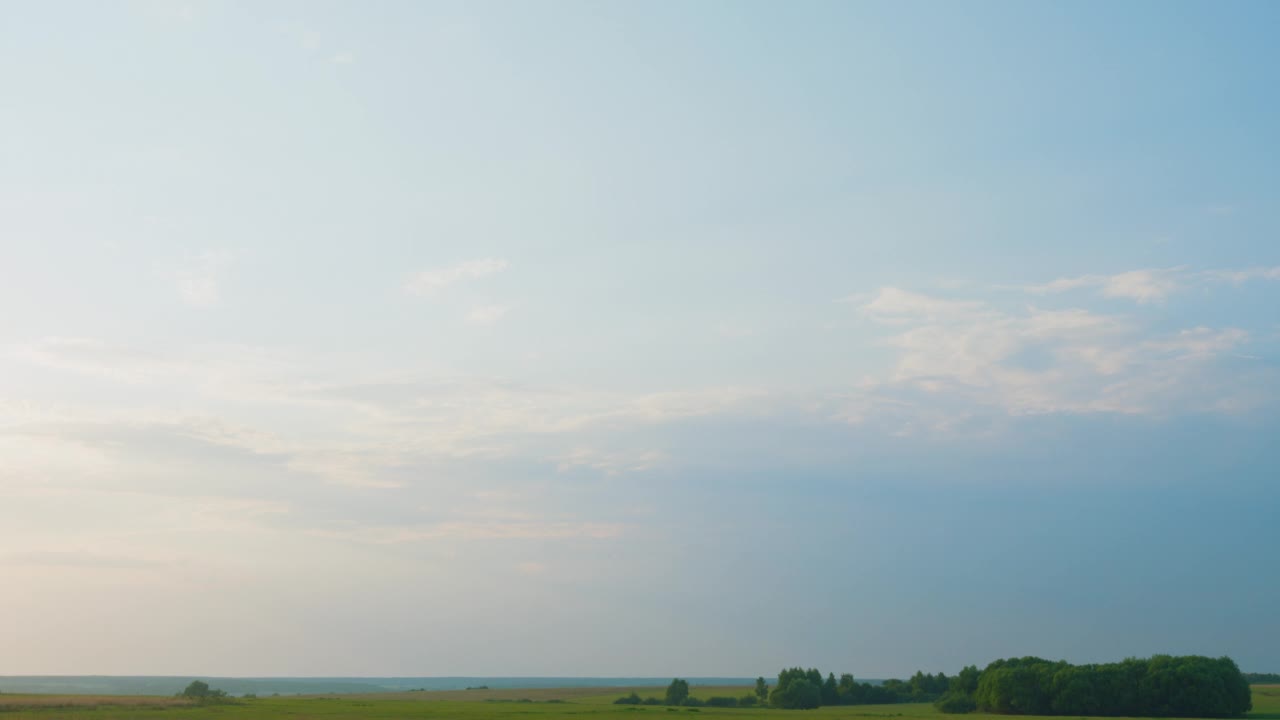 夏天多风的天气里，蓬松卷卷的云。白云的背景。时间流逝。视频素材