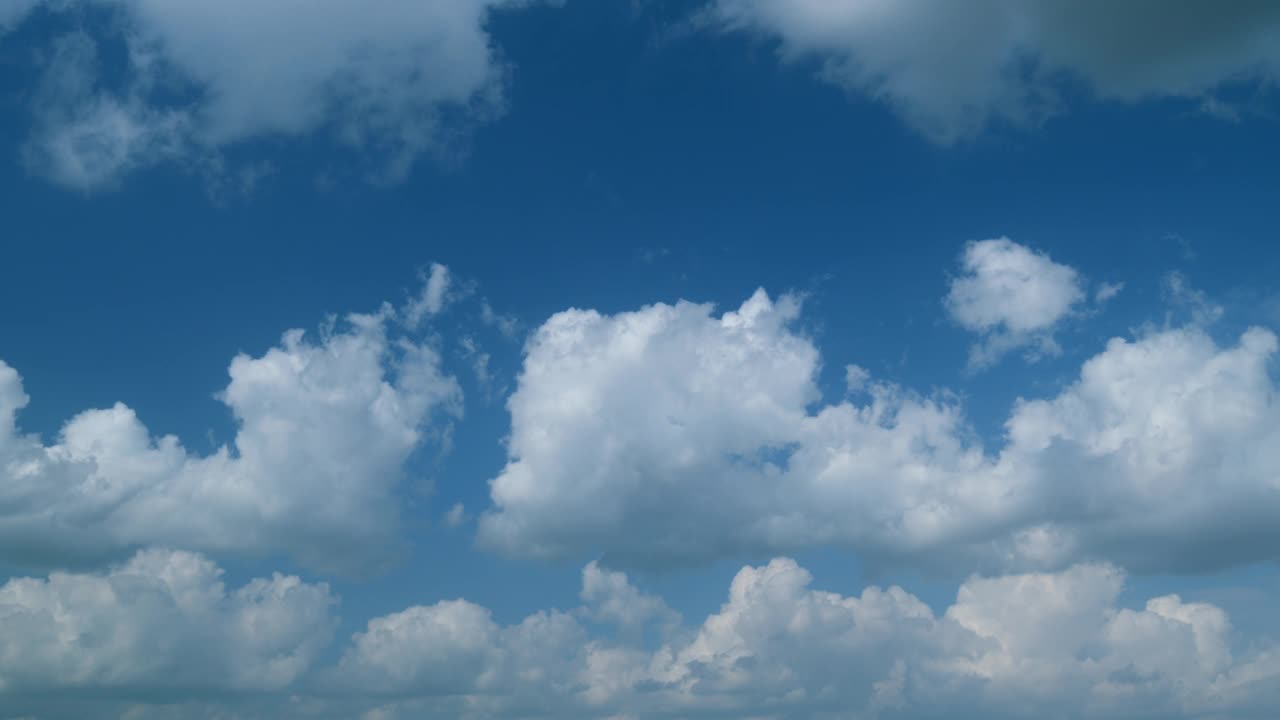 蓬松蓬松的白云。夏天的蓝天背景。间隔拍摄。视频素材