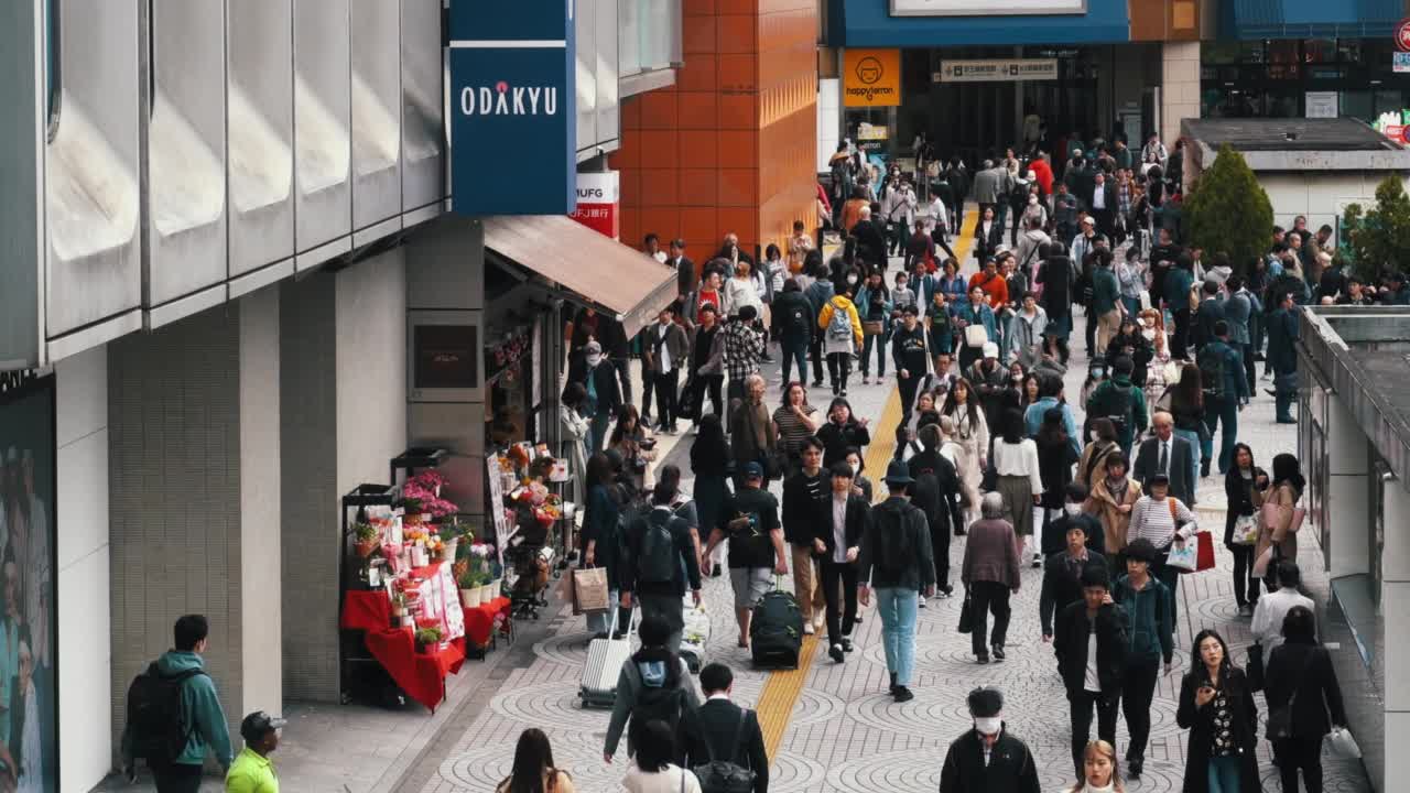 人群正穿过人行横道。在日本，人们步行上班视频下载