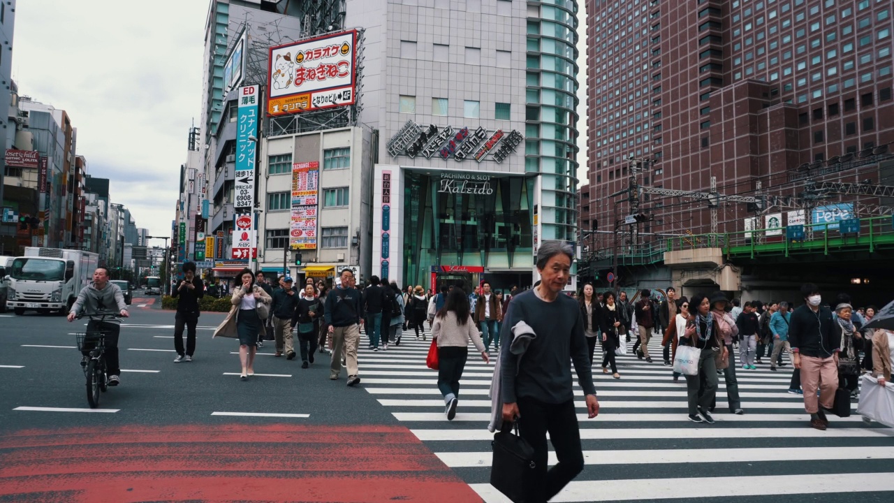 人群正穿过人行横道。在日本，人们步行上班视频素材