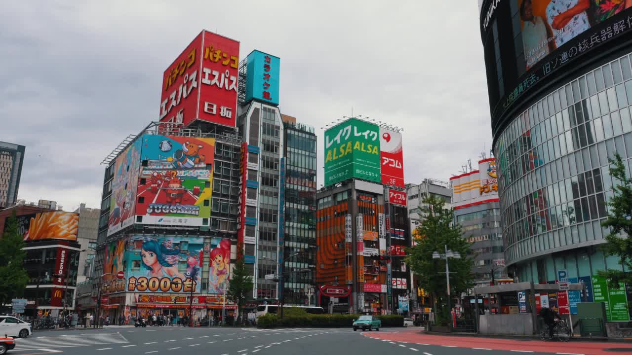 人群正穿过人行横道。在日本，人们步行上班视频下载