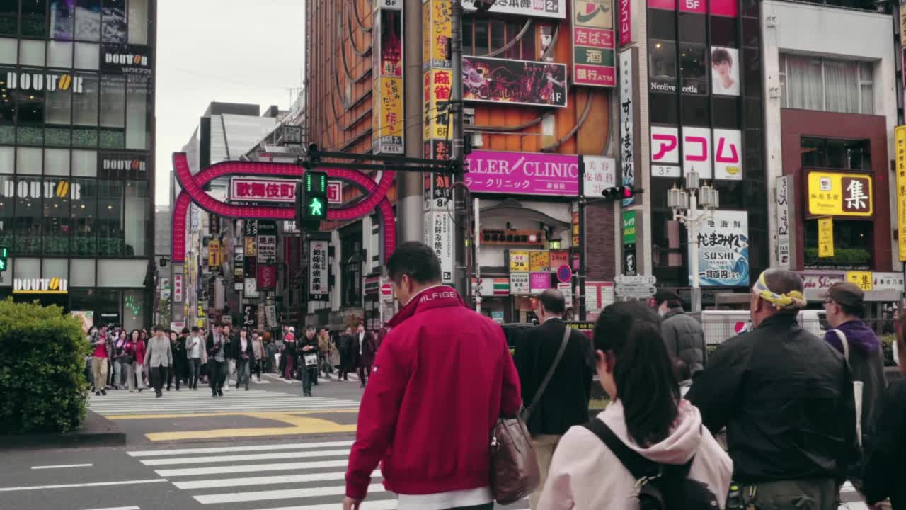 人群正穿过人行横道。在日本，人们步行上班视频素材