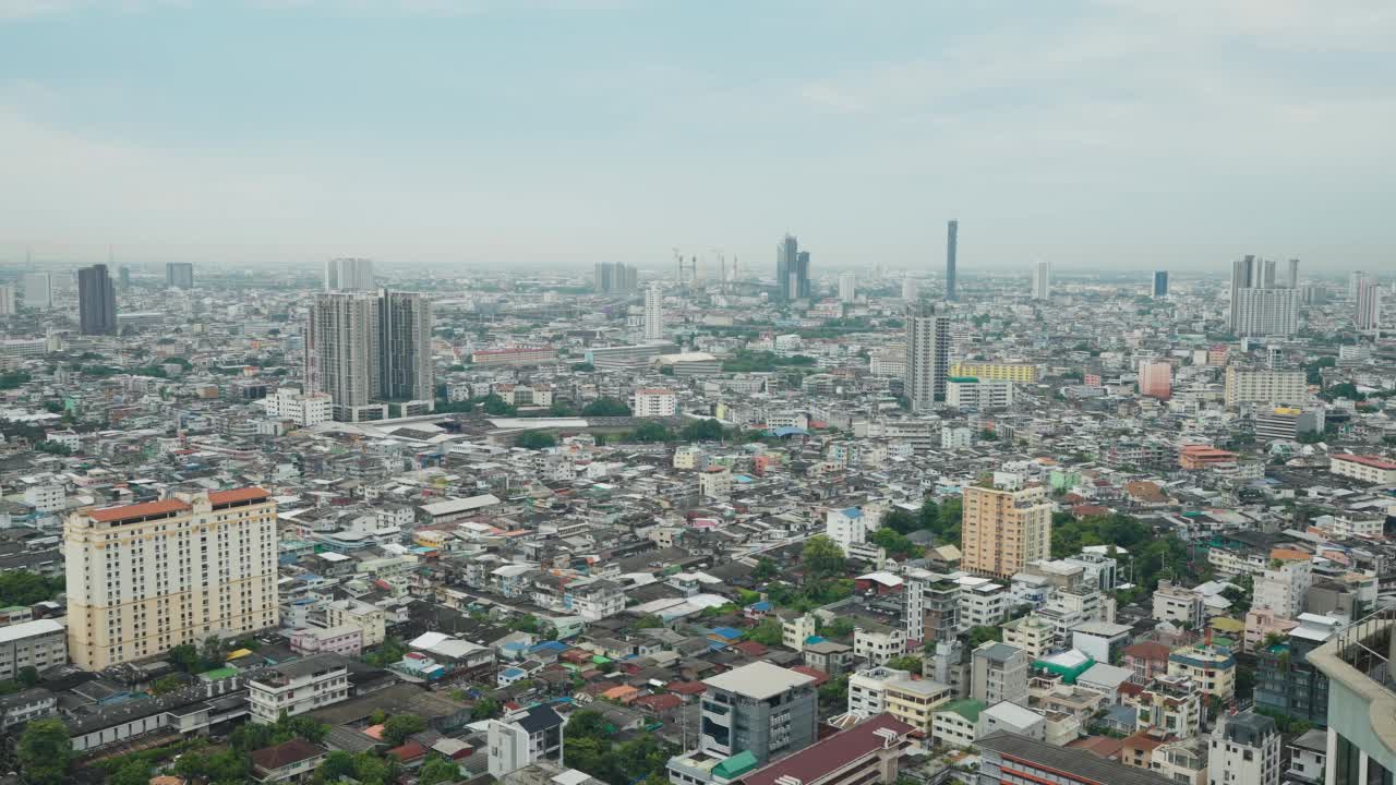 全景和摩天大楼在曼谷市中心的屋顶，曼谷，泰国。视频素材