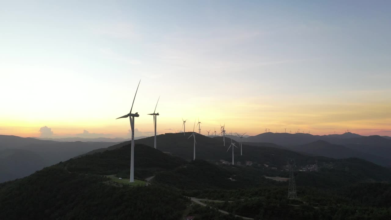 山顶风电场视频素材