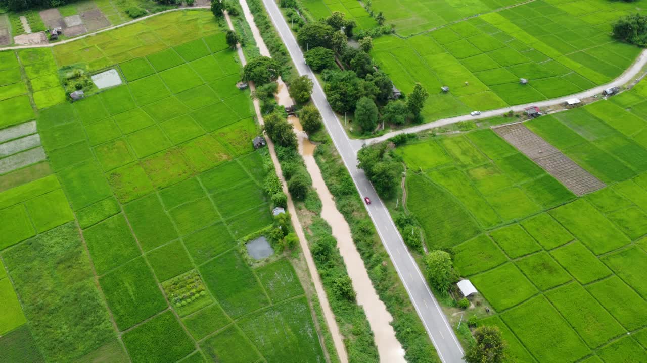 泰国公路和森林的鸟瞰图视频素材