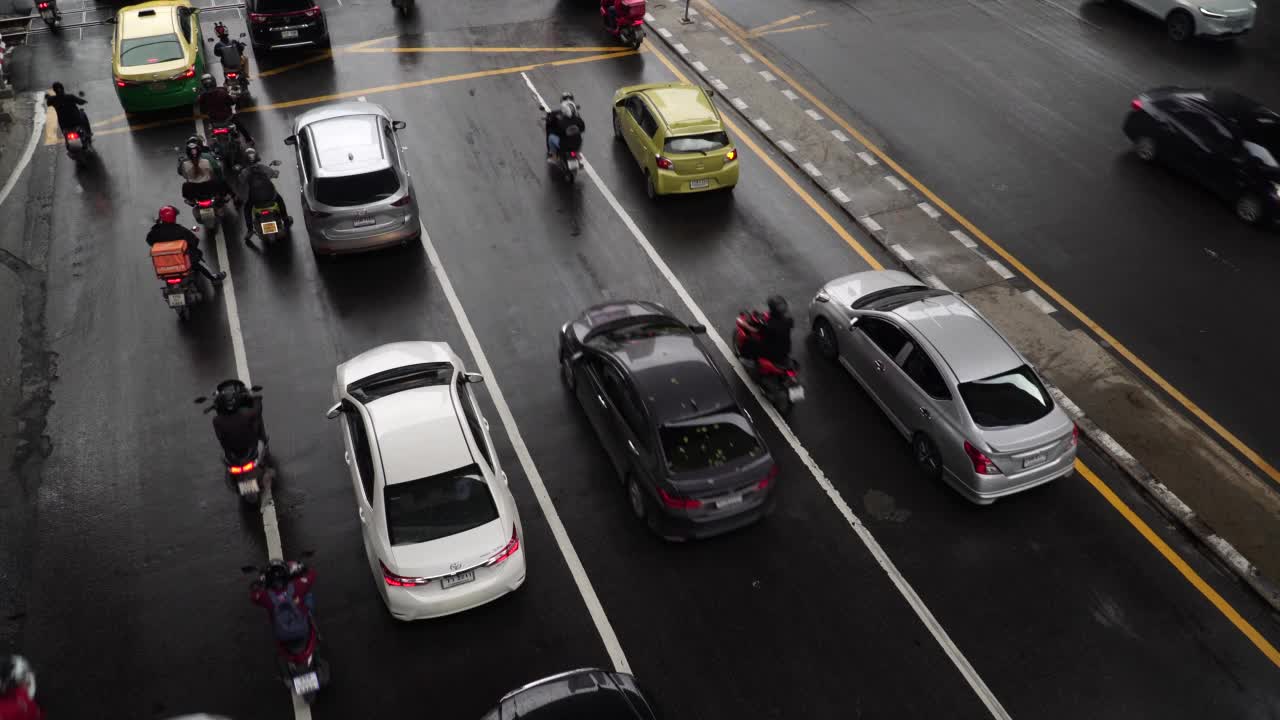 俯视图，曼谷市区道路上车辆众多。视频素材