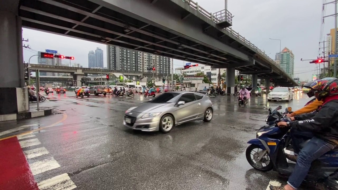 密集的交通堵塞了城市的十字路口。视频素材