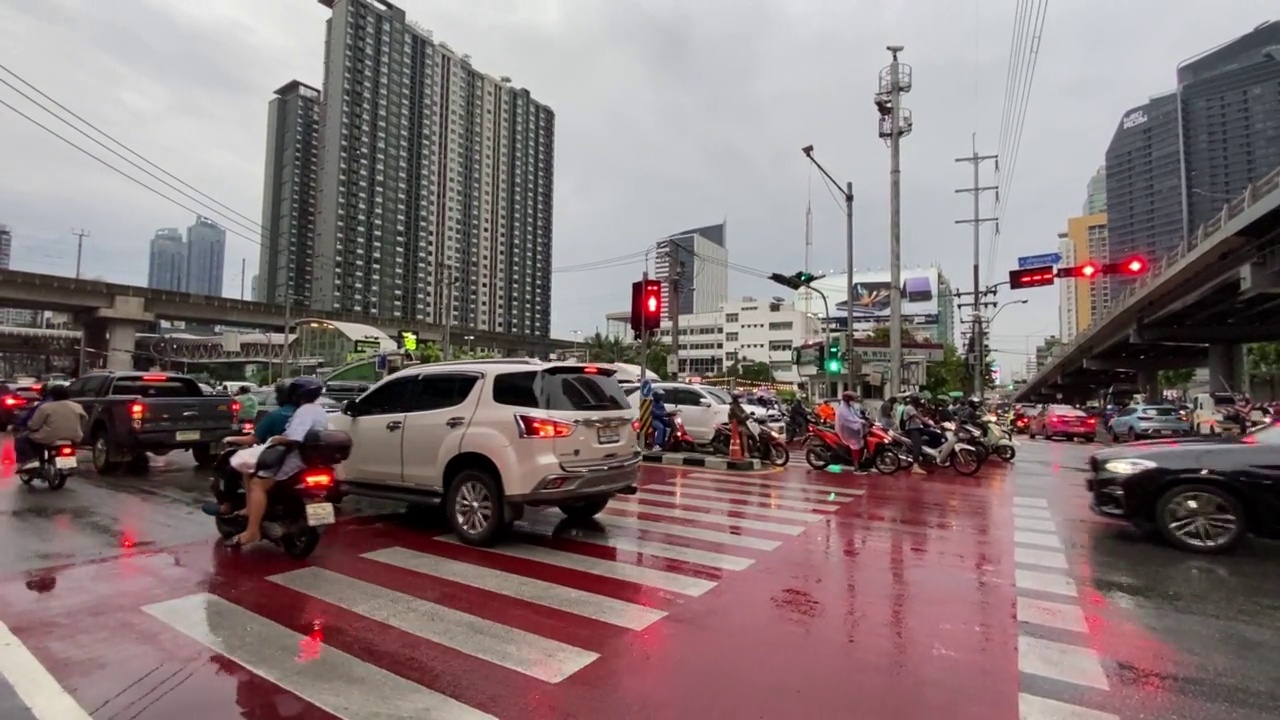 密集的交通堵塞了城市的十字路口。视频素材