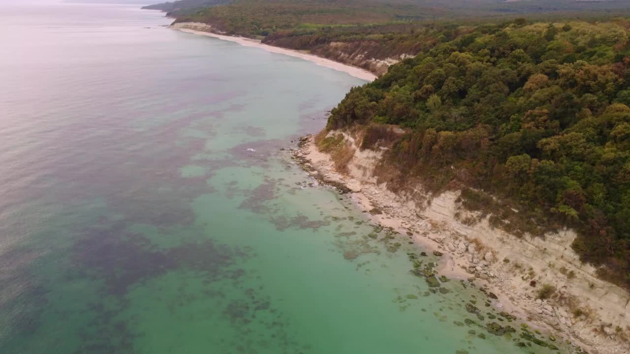 在保加利亚美丽的野生海滩上空飞行视频素材