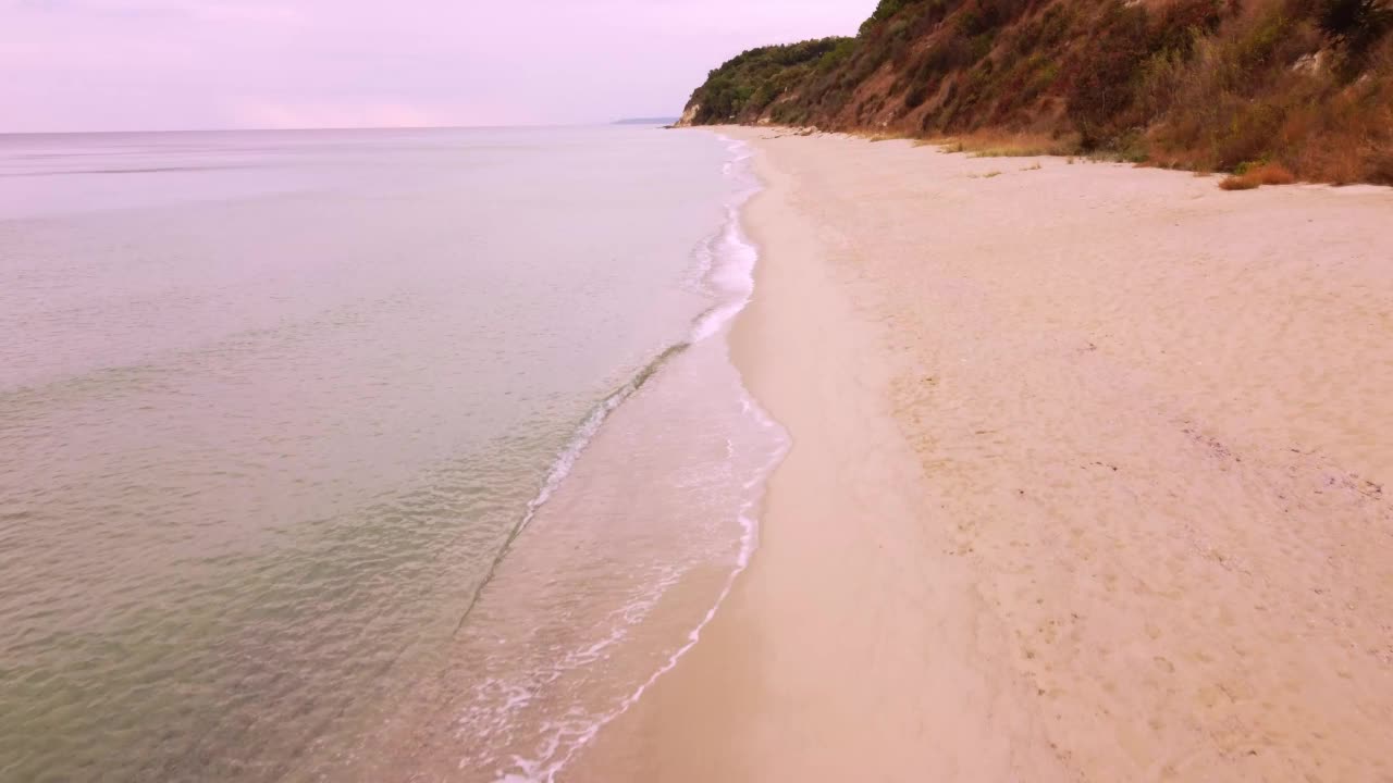 在保加利亚美丽的野生海滩上空飞行视频素材