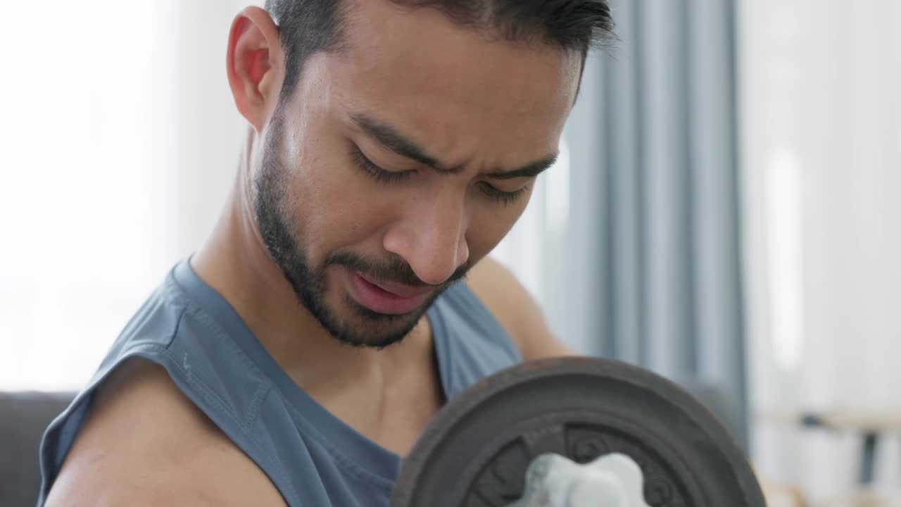 锻炼，健身和训练与男人和家庭健身设备的健康和健康在客厅。锻炼，动力和肌肉与年轻男性和哑铃重量健美视频素材