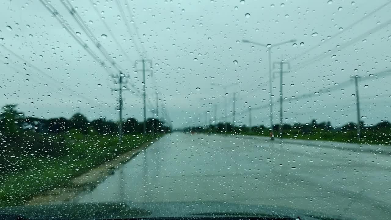 雨点和模糊在草车散焦。视频素材