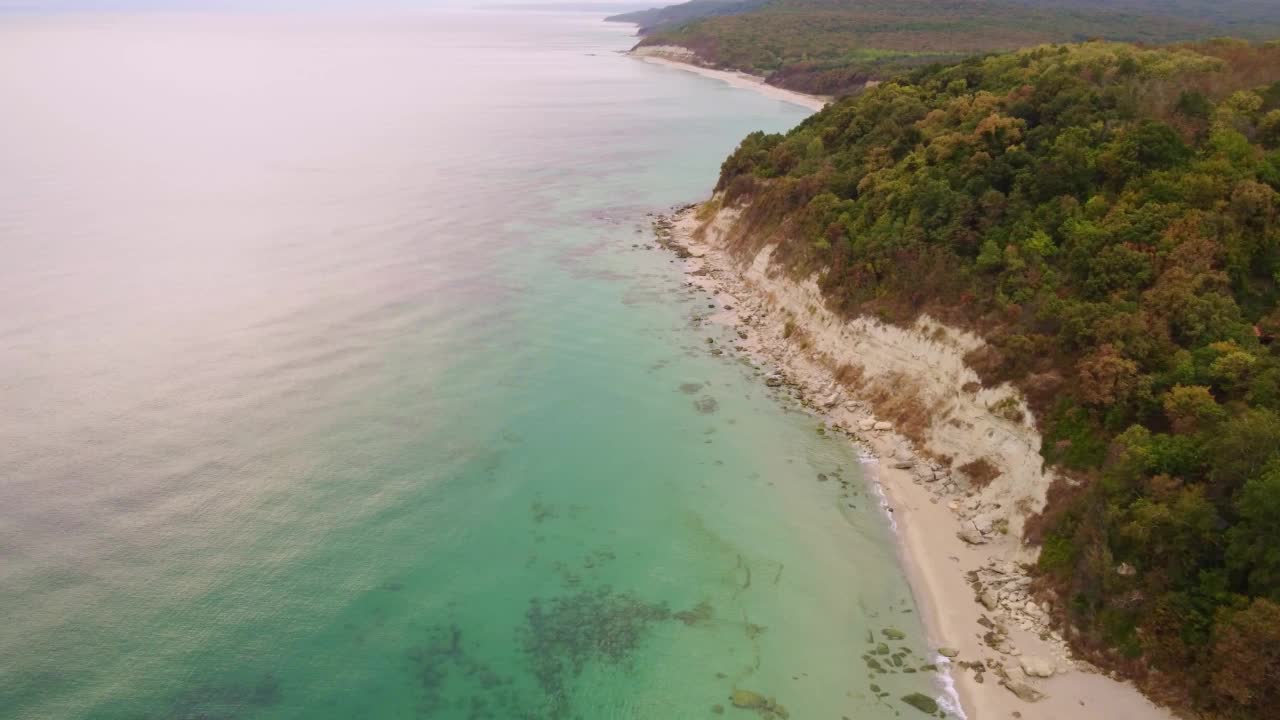 在保加利亚美丽的野生海滩上空飞行视频素材