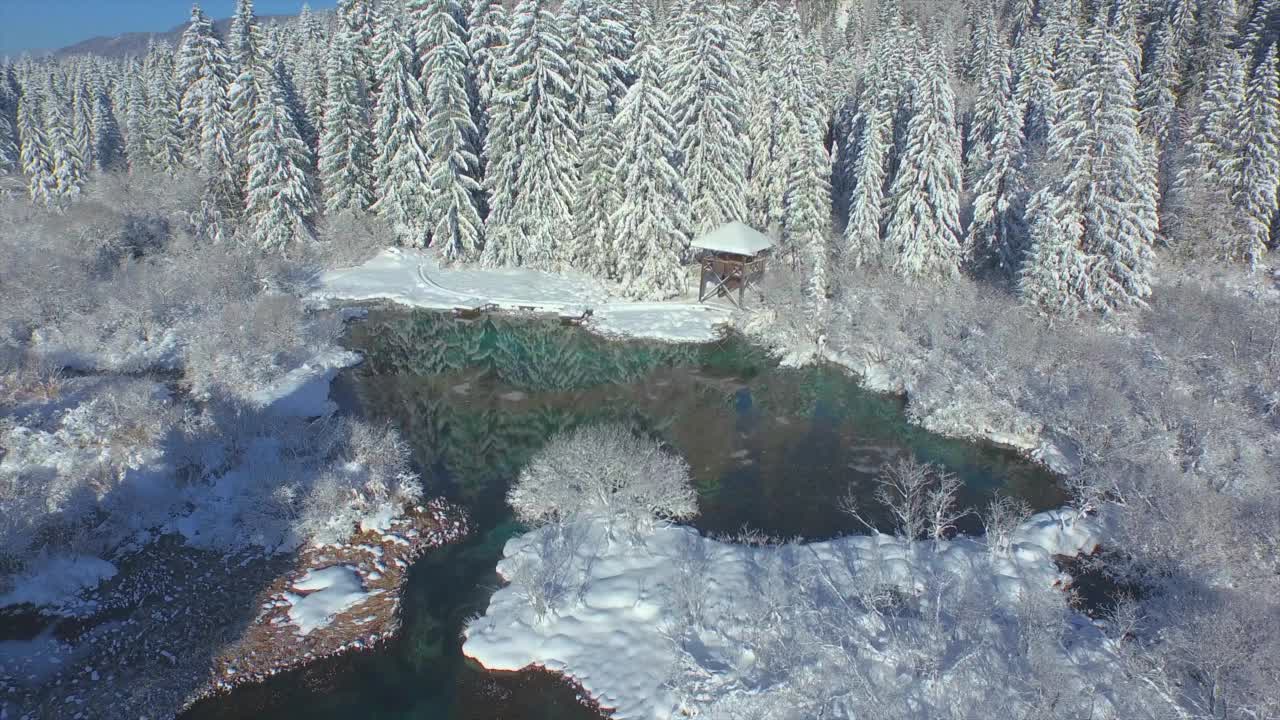 航拍:美丽的冬季景色萨瓦河源在泽伦奇自然保护区视频素材