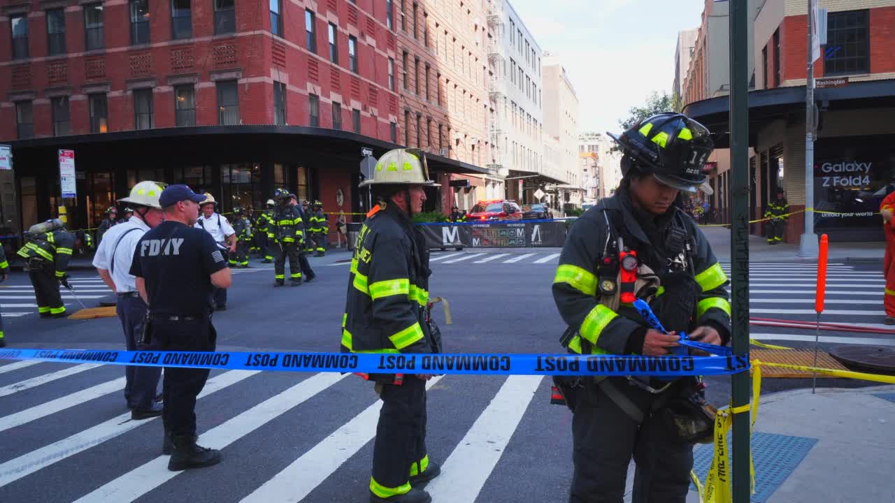 消防队员被派往美国纽约肉类加工区气体泄漏现场。视频素材