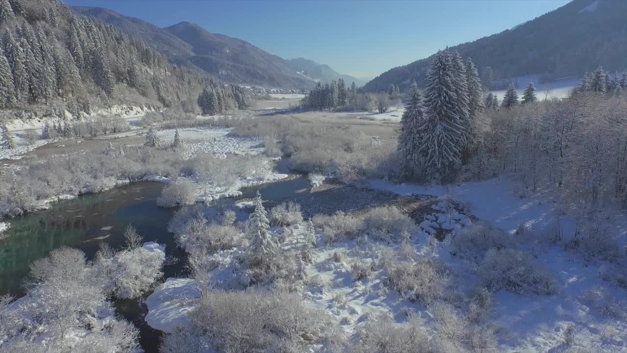 航拍:风景如画的冬季景观围绕萨瓦河源在泽伦奇视频素材